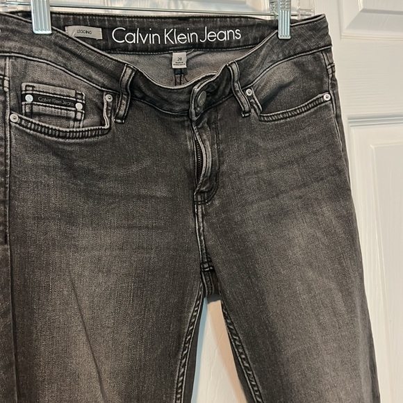 Calvin Klein size 28 mid rise Jegging - Picture 10 of 12
